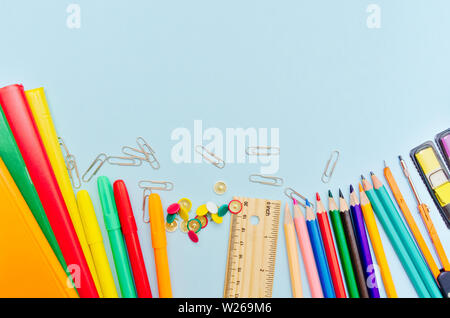 Bunte school suplies gegen Hellblauer Hintergrund mit kopieren. Zurück zum Konzept der Schule, Ansicht von oben. Stockfoto