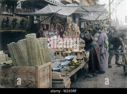 [1900s Japan - Japanische Neues Jahr - Dekorationen] - einen Stand Verkauf von Artikeln für das Neue Jahr feiern, er toshino-ichi Markt. Dieses Bild ist Teil des neuen Jahres in Japan, ein Buch von Kobe veröffentlicht Fotograf Kozaburo Tamamura 1906 (Meiji 39). 20. Jahrhundert vintage Lichtdruck drucken. Stockfoto