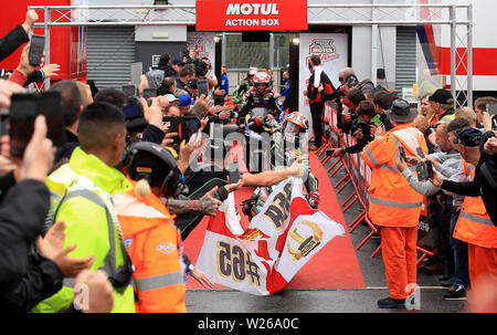 Sieger Jonathan Rae macht sich auf den Weg zum Podium während des Rennens Tag eins des Britischen Grand Prix der Motul FIM Superbike Weltmeisterschaft in Donington Park. Stockfoto