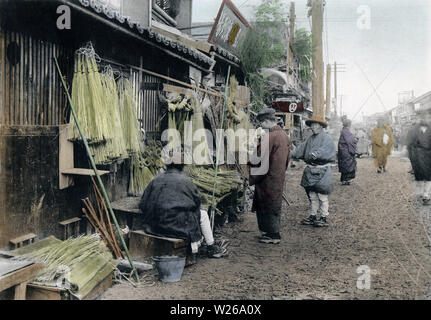 [1900s Japan - Japanische Neues Jahr - Dekorationen] - einen Stand verkaufen Seile aus Reisstroh verwendet den Eingang Art und Weise zu schmücken. Dieses Bild ist Teil des neuen Jahres in Japan, ein Buch von Kobe veröffentlicht Fotograf Kozaburo Tamamura 1906 (Meiji 39). 20. Jahrhundert vintage Lichtdruck drucken. Stockfoto