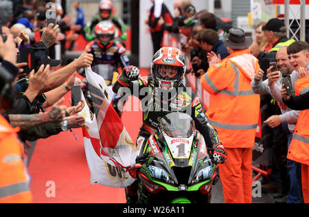 Sieger Jonathan Rae macht sich auf den Weg zum Podium während des Rennens Tag eins des Britischen Grand Prix der Motul FIM Superbike Weltmeisterschaft in Donington Park. Stockfoto