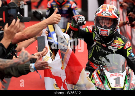 Sieger Jonathan Rae macht sich auf den Weg zum Podium während des Rennens Tag eins des Britischen Grand Prix der Motul FIM Superbike Weltmeisterschaft in Donington Park. Stockfoto