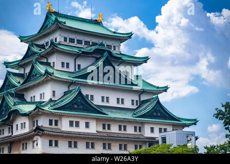 Berühmte japanische Schloss mit einem grünen Dach. Japan Schloss in Nagoya. Tag Sommer. Stockfoto