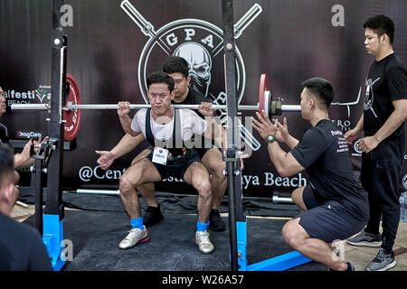 Männlicher Teilnehmer beim Krafttraining, der an einer Fertigstellung zum Krafttraining in Pattaya Thailand Südostasien teilnimmt Stockfoto