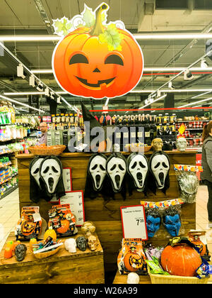 Minsk, Weißrussland - 30. Oktober 2018: Halloween store Dekoration. Im Hintergrund gibt es verschiedene Produkte von vielen Herstellern. Stockfoto