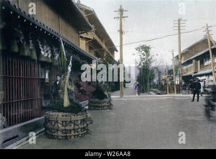 [1900s Japan - Japanische Neues Jahr - Kadomatsu] - Kadomatsu (Tür Kiefer) Dekorationen neben dem Eingang während der ersten Woche des Jahres angezeigt. Dieses Bild ist Teil des neuen Jahres in Japan, ein Buch von Kobe veröffentlicht Fotograf Kozaburo Tamamura 1906 (Meiji 39). 20. Jahrhundert vintage Lichtdruck drucken. Stockfoto