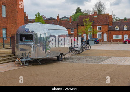 Silber Airstream Wohnwagen außerhalb der Theater der Royal Shakespeare Company in Stratford-upon-Avon geparkt Stockfoto