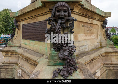 Skulptur an der Ecke der Sockel des William Shakespeare Gower Memorial in Stratford-upon-Avon Stockfoto