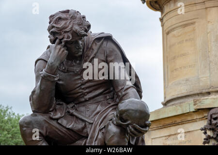 Eine Bronzeskulptur von Hamlet mit dem Schädel des jester Yorick im Gower Memorial in Stratford-upon-Avon Stockfoto