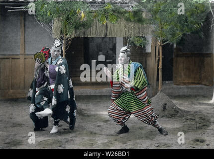 [1900s Japan - Japanische Neues Jahr - Unterhaltung] - zwei Männer sind Clowning Around als Teil der Unterhaltung während der Meiji Periode (1868-1912) Neue Jahr feiern gesehen. Dieses Bild ist Teil des neuen Jahres in Japan, ein Buch von Kobe veröffentlicht Fotograf Kozaburo Tamamura 1906 (Meiji 39). 20. Jahrhundert vintage Lichtdruck drucken. Stockfoto