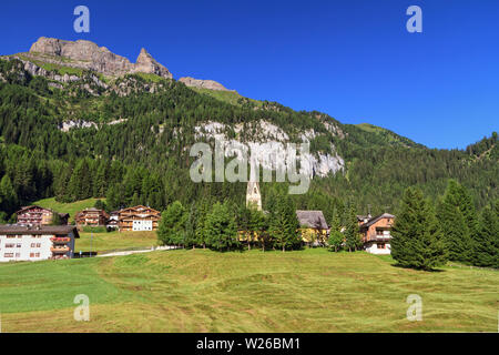Sommer Blick auf das Val di Fassa mit Alba di Canazei, Trentino, Italien Stockfoto