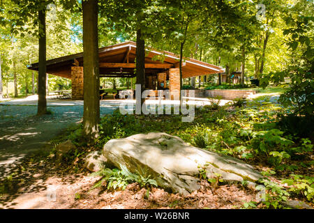 Stein Sitz vor ein Picknick pavliion im Blue Spruce Park im Sommer Stockfoto