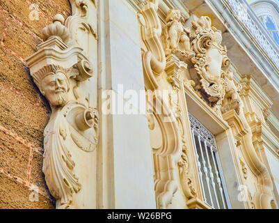 Bas - entlastet in einer barocken Fassade. Im italienischen Stil aus dem 17. Jahrhundert. Stockfoto