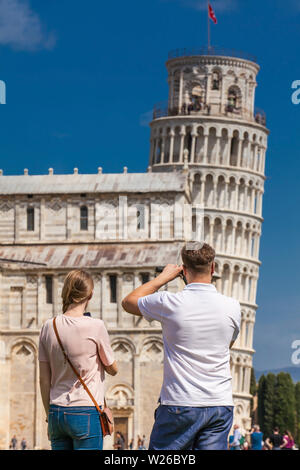 PISA, ITALIEN - April, 2018: Junges Paar von Touristen, die Bilder von dem berühmten schiefen Turm von Pisa Stockfoto