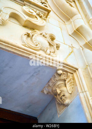 Bas - entlastet in einer barocken Fassade. Im italienischen Stil aus dem 17. Jahrhundert. Stockfoto