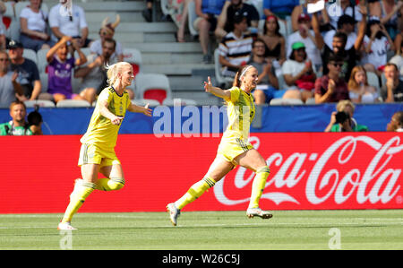 Schwedens Kosovare Asllani (rechts) feiert ersten Ziel ihrer Seite des Spiels zählen während der FIFA Frauen-WM-Dritten Platz Play-Off im Stade de Nice, Nice. Stockfoto