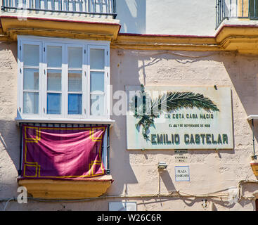 Marmortafel zu Emilio Castelar, Politiker und Schriftsteller aus Cadiz. Präsident der ersten spanischen Republik. Plaza de Candelaria. Cadiz, Spanien. Stockfoto