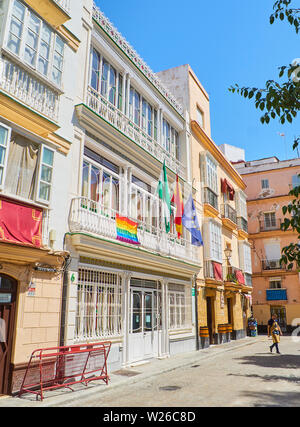 Cadiz, Spanien - Juni 22., 2019. Typisch andalusischen Straße in Plaza de Candelaria Square. Cadiz, Andalusien, Spanien. Stockfoto