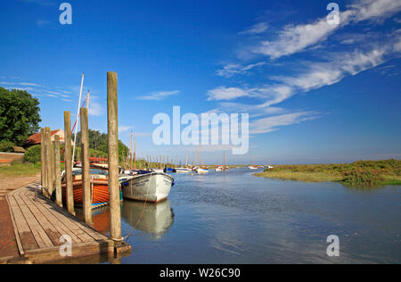 Boote festgemacht am Kai am westlichen Ende des Hafens in North Norfolk bei Blakeney, Norfolk, England, Vereinigtes Königreich, Europa. Stockfoto