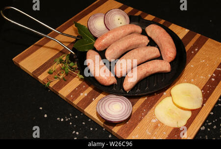 Frische Rohwürste in einer Pfanne bereit zum Kochen Stockfoto