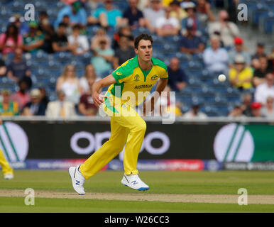 Old Trafford, Manchester, UK. 6. Juli, 2019. ICC World Cup Cricket, Australien gegen Südafrika; Pat Cummins von Australien Felder aus seinem eigenen Bowlingspiel Credit: Aktion plus Sport/Alamy leben Nachrichten Stockfoto