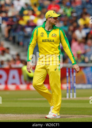 Old Trafford, Manchester, UK. 6. Juli, 2019. ICC World Cup Cricket, Australien gegen Südafrika; Steve Smith von Australien sieht auf seine outfield Positionen Credit: Aktion plus Sport/Alamy leben Nachrichten Stockfoto