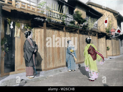 [1900s Japan - Japanische Neues Jahr - spielend Hanetsuki] - Mädchen spielen hanetsuki (battledore und Federball) vor ihrem Haus, einem der traditionellen Spiele im Neuen Jahr Feiern gespielt. Dieses Bild ist Teil des neuen Jahres in Japan, ein Buch von Kobe veröffentlicht Fotograf Kozaburo Tamamura 1906 (Meiji 39). 20. Jahrhundert vintage Lichtdruck drucken. Stockfoto