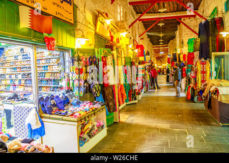 Doha, Katar - Februar 17, 2019: gedeckten Teil des traditionellen Souq Waqif, beste Lage für Touristen in Doha und bekannt für den Verkauf von traditionellen Kleider Stockfoto