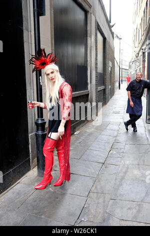 Ein Mann als Frau bereit, die Gay Pride in London, UK gekleidet Stockfoto