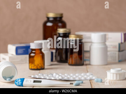Eine Gruppe von Feldern von Arzneimitteln, Pille, Flaschen, Thermometer und Blasen von Pillen auf hölzernen Tisch Stockfoto