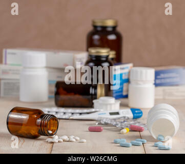 Eine Gruppe von Feldern von Arzneimitteln, Pille, Flaschen, Thermometer und Blasen von Pillen auf hölzernen Tisch Stockfoto