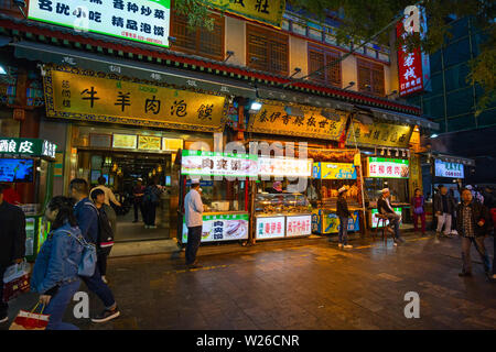 Xi'an, China - Oktober 7,2017: Menschen und Straßenhändler im muslimischen Viertel in Xi'an Stockfoto