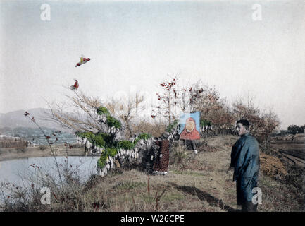 [1900s Japan - Japanische Neues Jahr - Flying Kites] - Eine weitere traditionelle Veranstaltung des neuen Jahres, die fast vollständig verschwunden ist, fliegende Drachen. Dieses Bild ist Teil des neuen Jahres in Japan, ein Buch von Kobe veröffentlicht Fotograf Kozaburo Tamamura 1906 (Meiji 39). 20. Jahrhundert vintage Lichtdruck drucken. Stockfoto