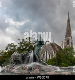 Ein Blick auf die St. Alban Kirche in Kopenhagen und das Gefion Fountain. Die Kirche wird manchmal auch die englische Kirche bekannt Stockfoto