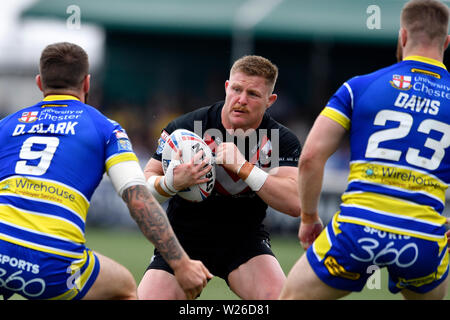 Trailfinders Sportplatz, West Ealing, London, Großbritannien. 6. Juli 2019, Trailfinders Sportplatz, West Ealing, London, England; Super League Rugby, London Broncos versus Warrington Wölfe; Lukas Yates von London Broncos sucht nach einem Weg zu schlagen, Daryl Clark von Warrington Wolves Credit: Aktion Plus Sport Bilder/Alamy leben Nachrichten Stockfoto