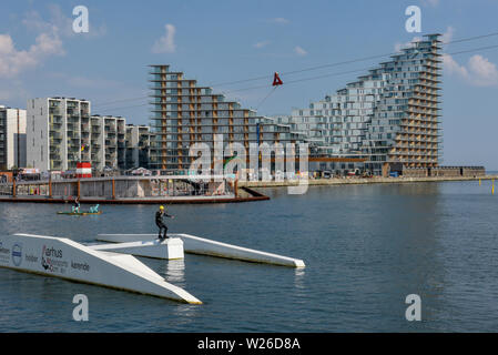 Aarhus, Dänemark - 19 Juni 2019: Mann Wakeboarding vor der modernen Wohngegend in Aarhus in Dänemark Stockfoto