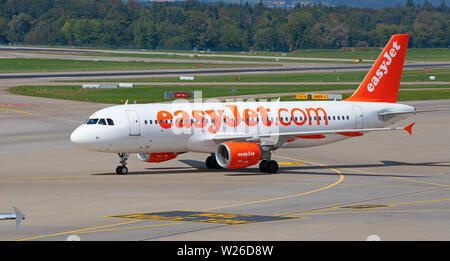 Zürich - September 08: die Ebenen der Vorbereitung für die im Terminal A des Flughafens Zürich am 8. September, 2018 in Zürich, Schweiz. Der Flughafen Zürich ist h Stockfoto