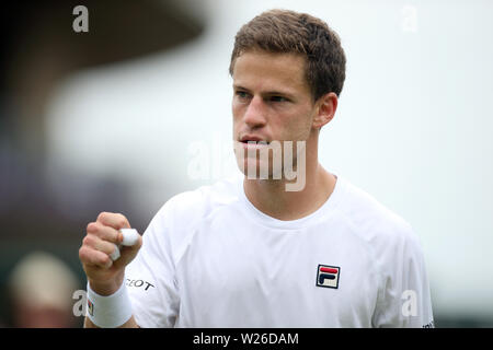 Diego Schwartzman reagiert während der Match gegen Matteo Berrettini (nicht abgebildet) am Tag sechs der Wimbledon Championships in der All England Lawn Tennis und Croquet Club, Wimbledon. Stockfoto