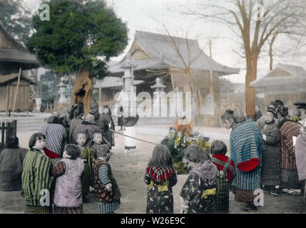 [1900s Japan - Japanische Neues Jahr - brennende Charme] - Wenn das Neue Jahr feiern über am 15. Januar, die Dekorationen verbrannt sind böse und Krankheiten abzuwehren. Dieses Bild ist Teil des neuen Jahres in Japan, ein Buch von Kobe veröffentlicht Fotograf Kozaburo Tamamura 1906 (Meiji 39). 20. Jahrhundert vintage Lichtdruck drucken. Stockfoto