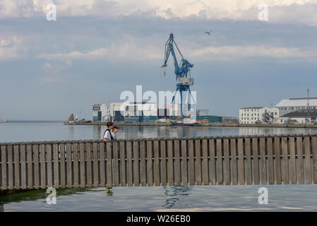 Aarhus, Dänemark - 19 Juni 2019: Leute, die vor dem Hafen von Aarhus in Dänemark Stockfoto