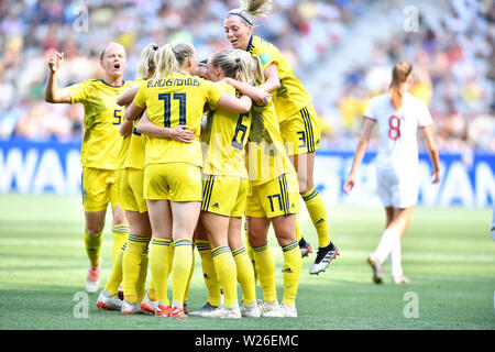 Schön. 6. Juli, 2019. Spieler von Schweden feiern ihr zweites Ziel im Spiel um Platz 3 zwischen England und Schweden an der 2019 die FIFA Frauen-WM in Nizza, Frankreich am 6. Juli 2019. Credit: Chen Yichen/Xinhua/Alamy leben Nachrichten Stockfoto