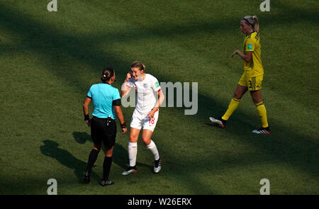 England's Ellen White appelliert an gleichreferent Anastasia Pustovoytova nach ihrem Ziel ist nicht zulässig während der FIFA Frauen-WM-Dritten Platz Play-Off im Stade de Nice, Nice. Stockfoto