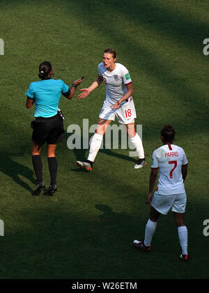 England's Ellen White appelliert an gleichreferent Anastasia Pustovoytova nach ihrem Ziel ist nicht zulässig während der FIFA Frauen-WM-Dritten Platz Play-Off im Stade de Nice, Nice. Stockfoto