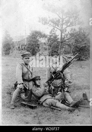 [1920s Japan - japanische Soldaten mit Maschinengewehr] - drei Soldaten mit sich offenbar eine Art3 Heavy Machine Gun (Sannen-shiki Juu - kikanjuu). Von einem privaten Fotoalbum von Mitglied der Japanischen Imperial Guard (konoe Shidan), die zwischen 1928 (Showa 3) und 1930 (Showa 5) serviert. 20. Jahrhundert vintage Silbergelatineabzug. Stockfoto