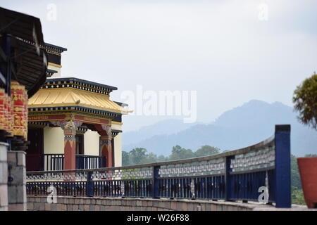 Schöne buddhistische Kloster ist vor Hügeln gelegen, schöne Landschaft. Es gibt auch Wald in der Nähe von diesem Kloster. Dies ist die Schönheit des Dooars Stockfoto
