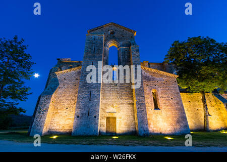 Siena, Italien - 15. Juni 2019: San Galgano Abbey Ruinen in Firenzuola in der Nähe von Siena. San Galgano ist ein Dachlosen Zisterzienserabtei in der Toskana. Stockfoto