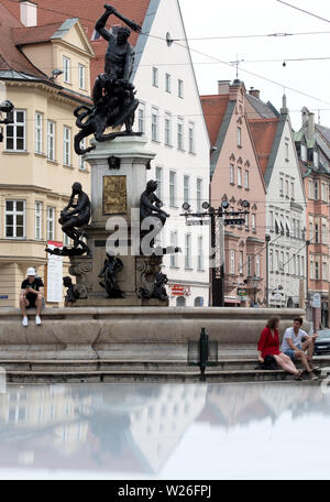 Augsburg, Deutschland. 06 Juli, 2019. Die Hercules Brunnen in die Maximilianstraße. Die Unesco hat die Wasserwirtschaft in Augsburg als Weltkulturerbe anerkannt. Der Ausschuß umfaßt die historische Wasserversorgung, die einst von den Römern gegründet wurde, auf der Liste des Weltkulturerbes. Quelle: Stefan Puchner/dpa Quelle: dpa Picture alliance/Alamy Live News/dpa/Alamy leben Nachrichten Stockfoto