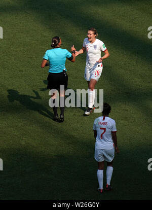 England's Ellen White appelliert an gleichreferent Anastasia Pustovoytova nach ihrem Ziel ist nicht zulässig während der FIFA Frauen-WM-Dritten Platz Play-Off im Stade de Nice, Nice. Stockfoto