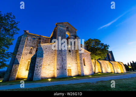 Siena, Italien - 15. Juni 2019: San Galgano Abbey Ruinen in Firenzuola in der Nähe von Siena. San Galgano ist ein Dachlosen Zisterzienserabtei in der Toskana. Stockfoto