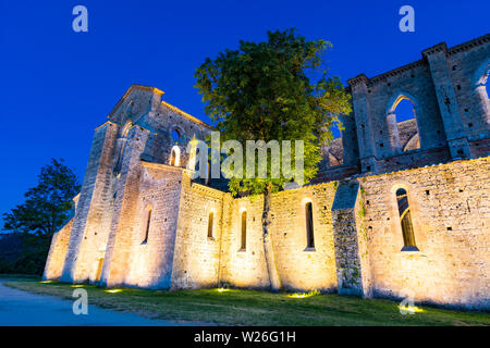 Siena, Italien - 15. Juni 2019: San Galgano Abbey Ruinen in Firenzuola in der Nähe von Siena. San Galgano ist ein Dachlosen Zisterzienserabtei in der Toskana. Stockfoto